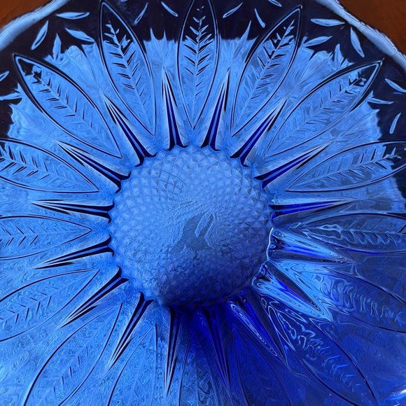 Royal blue cobalt blue glass deep serving bowl 24cm top diameter leaves pattern - Picture 11 of 15